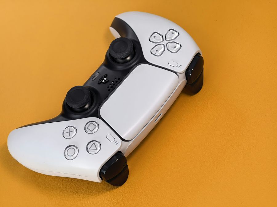 A white Xbox Series controller held in one hand